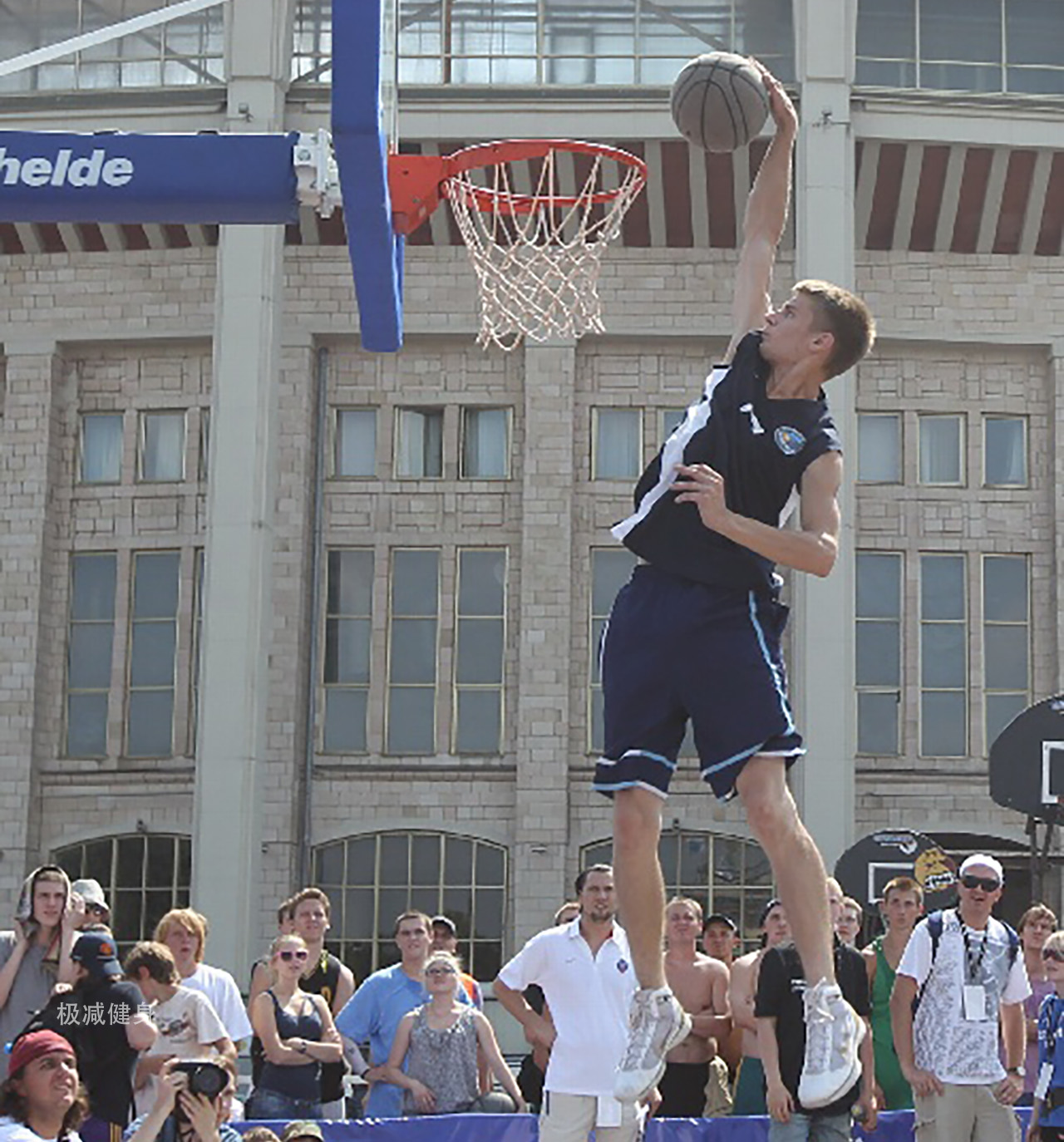 身高1米6摸篮筐,练深蹲对投篮有帮助吗