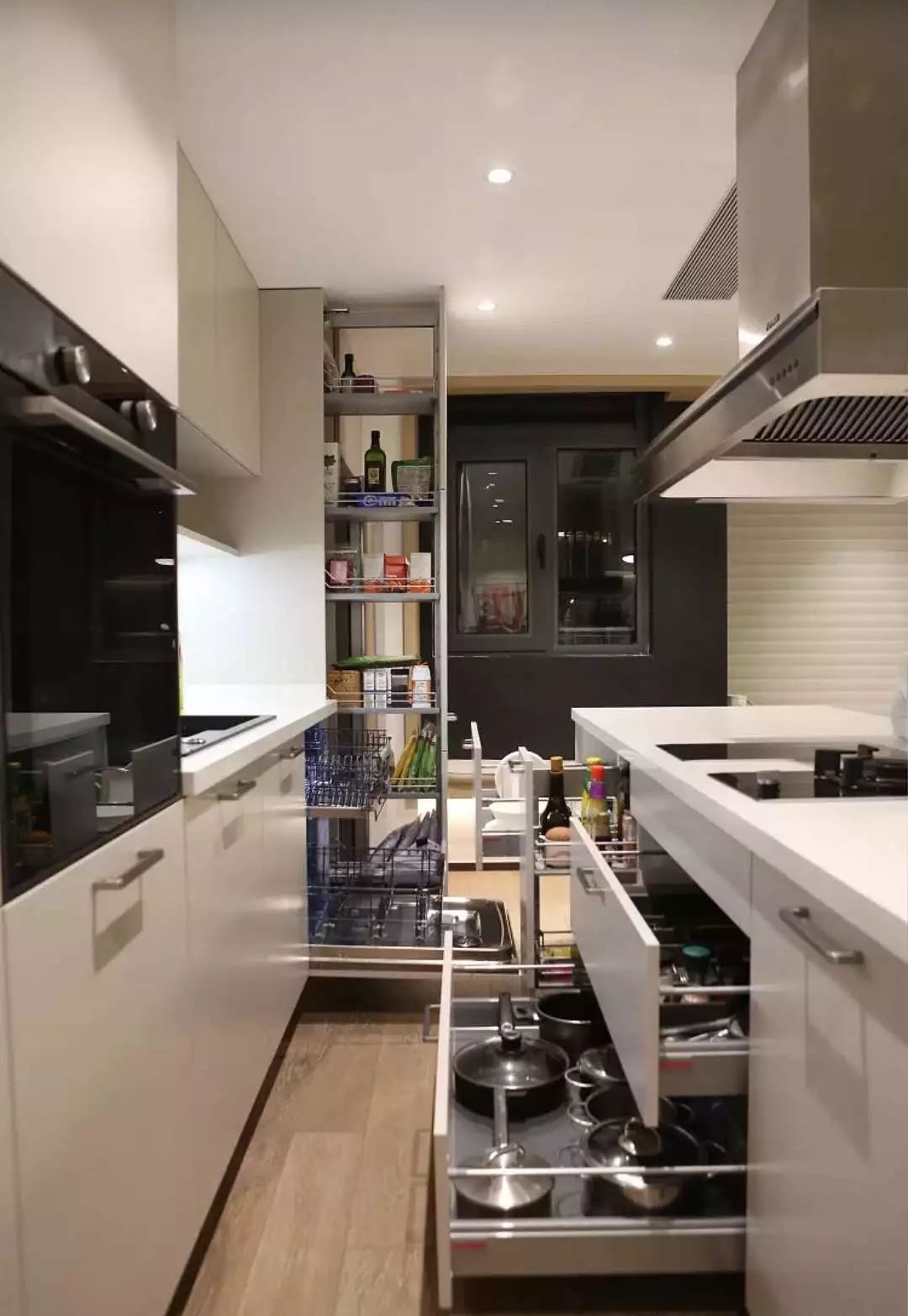 客厅阳台一体办公桌,主卧衣帽间加办公桌