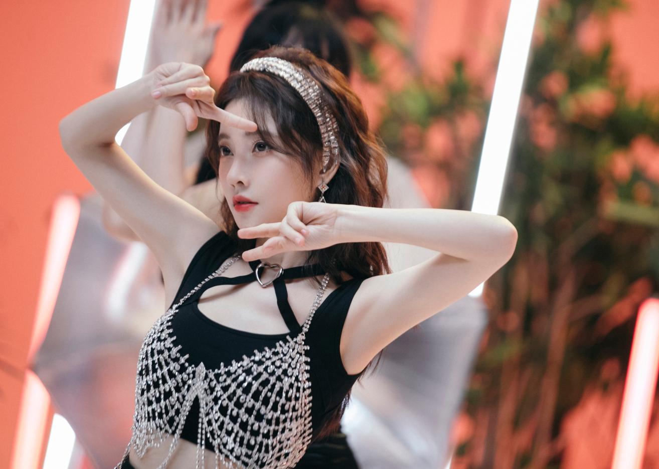 冯提莫新专歌曲《窥》上线,MV看点十足,“纯欲风”舞蹈刷新认知