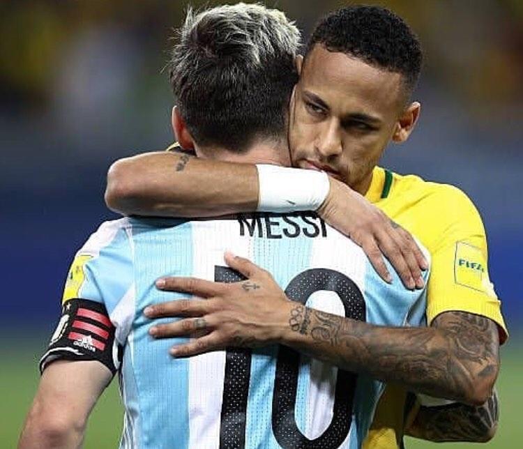 阿根廷传奇名宿：我想给内马尔屁股一脚，他比梅西差远了