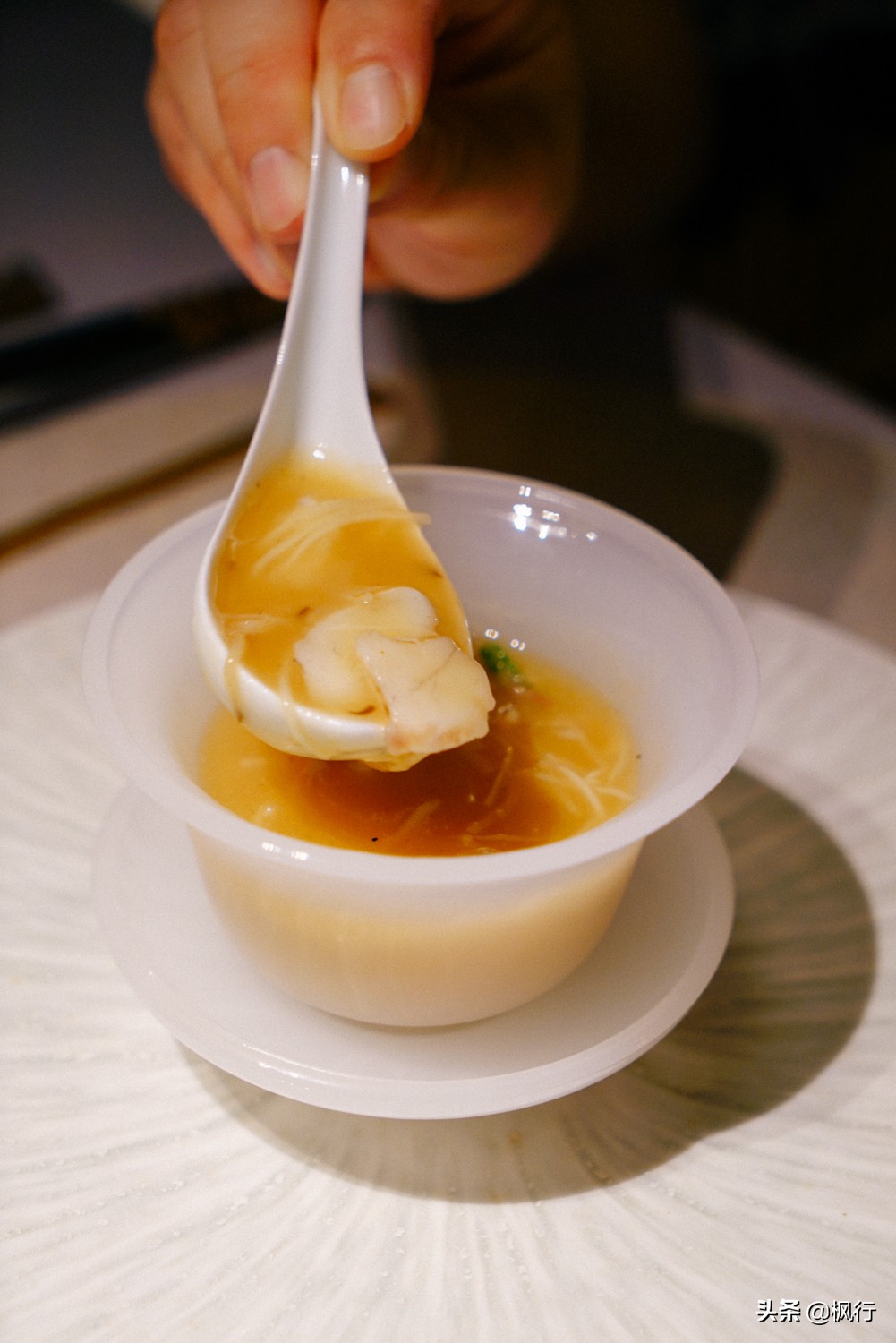 这家北京二环内的粤菜馆，装修获大奖，松板肉、乳鸽、罗氏虾惊艳