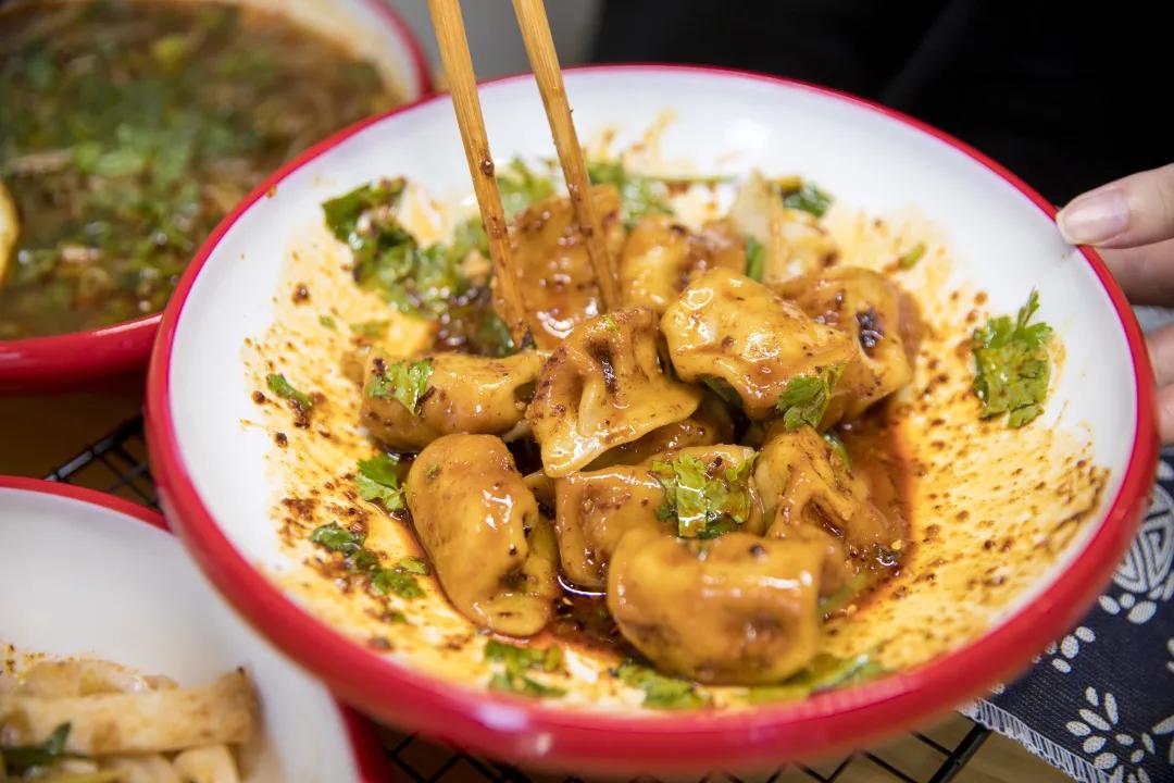 人均8元的奶茶店,人均8块的小吃