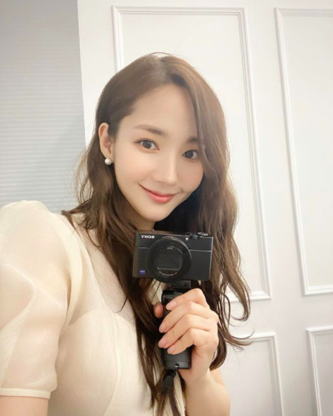 朴敏英化妆包穿搭 (朴敏英包包里有什么)