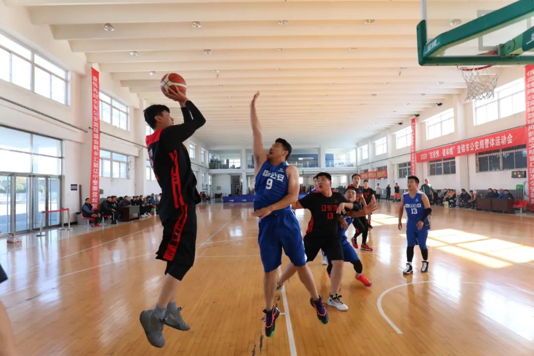 市公安局*党**委副书记、副局长周战威，市公安局*党**委委员、政治部主任吴卫红出席全市公安机关警体运动会闭幕式