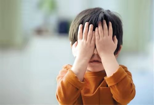 误将502胶滴眼睛,三岁儿子误把502胶滴进眼里