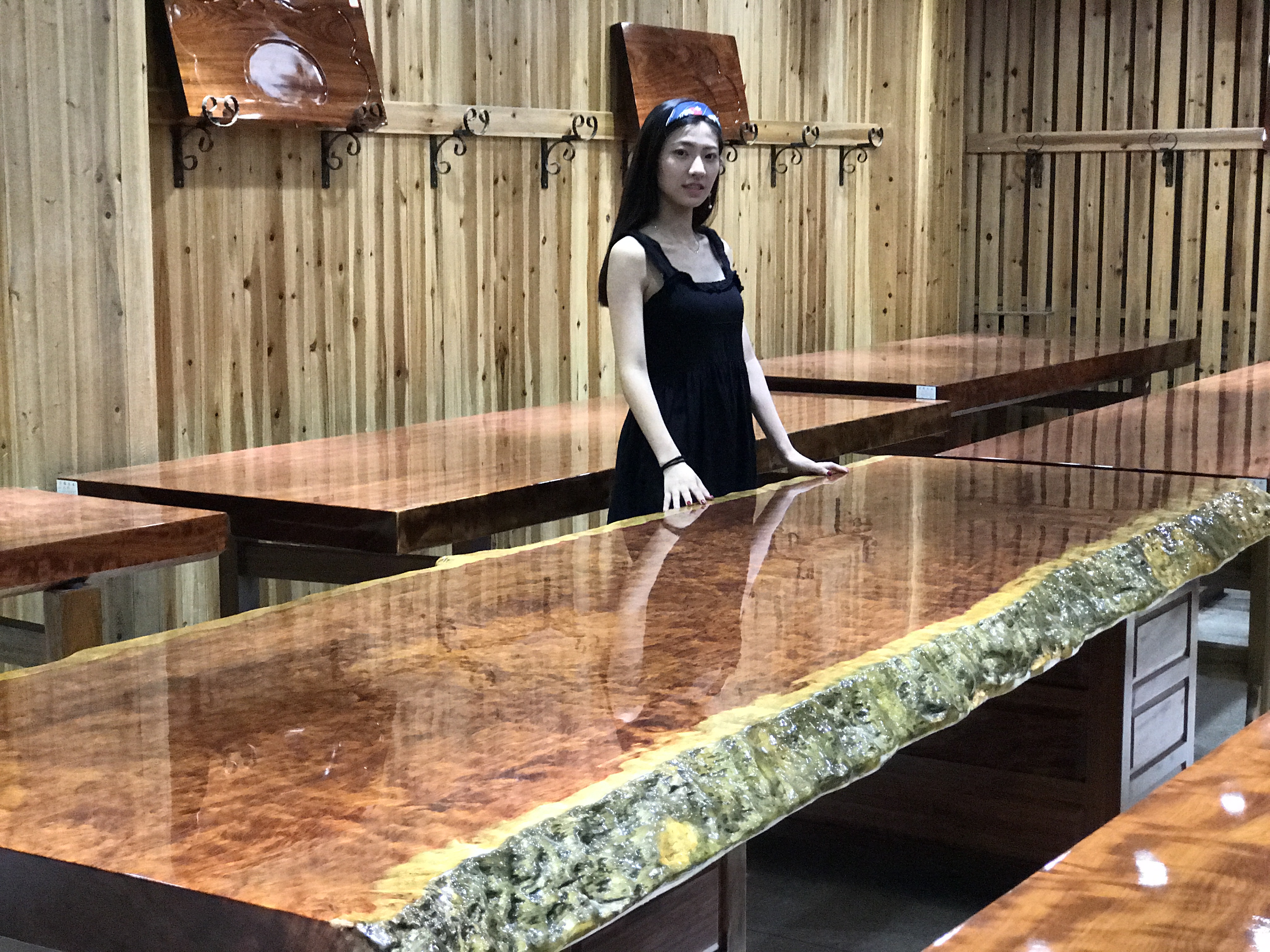 暗访广东天价大板生产基地，原料全是称斤拉木头，富豪还排队来买