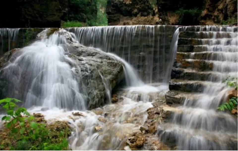 保定景点台阶式瀑布,保定瀑布最大的景点