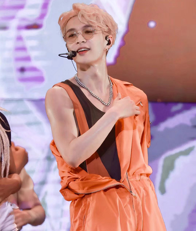 张艺兴匡威联名款穿搭,张艺兴穿黑匡威