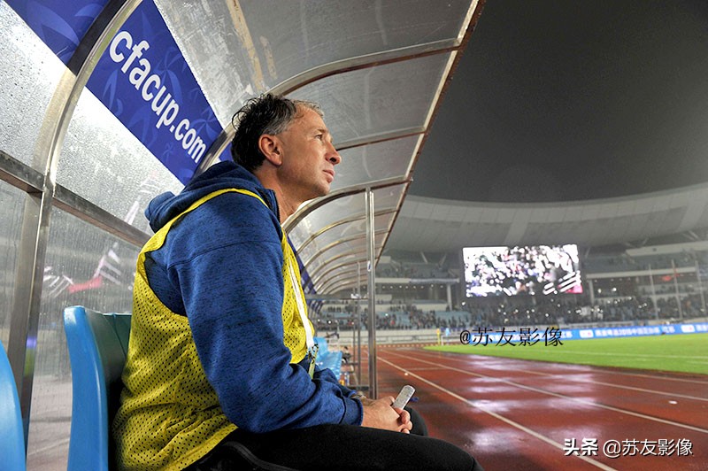 江苏队冠军奖杯在哪,江苏队举奖杯