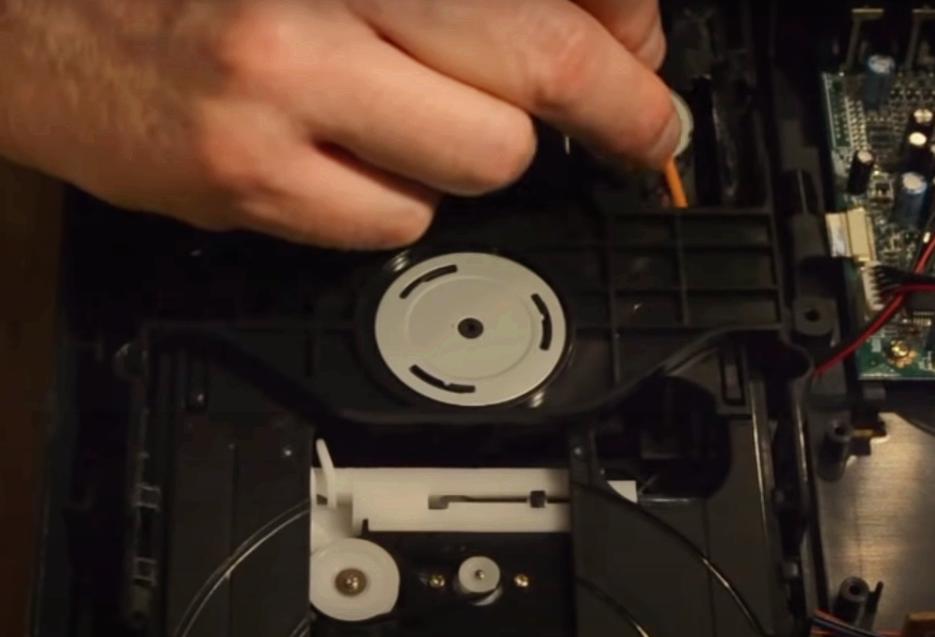 dvd光盘放进去不转怎么解决,dvd机不读碟故障维修小技巧