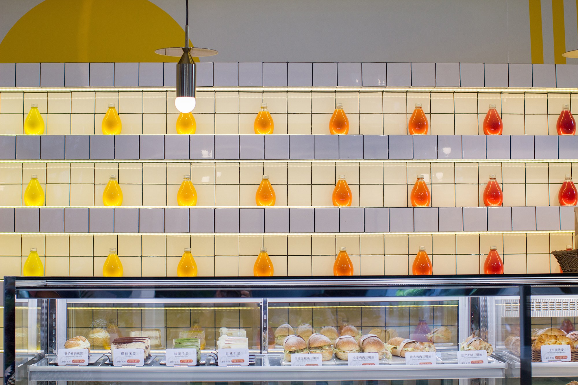 我们在办公大楼里建造了一座通透新鲜的果汁氧吧