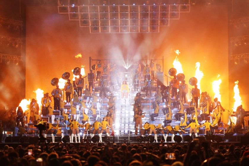 新媒体时代的沉浸式舞台设计,极简主义舞台设计