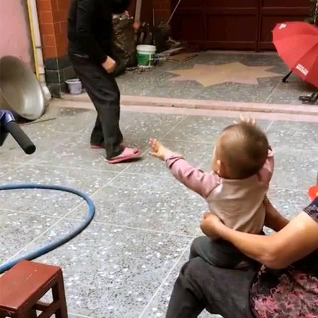 爷爷在院子里打太极，一岁小萌宝有样学样，手舞足蹈的样子萌翻了