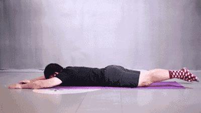 脖颈前伸腰背痛,都是探颈惹的祸,睡前做两个动作,改善探颈问题