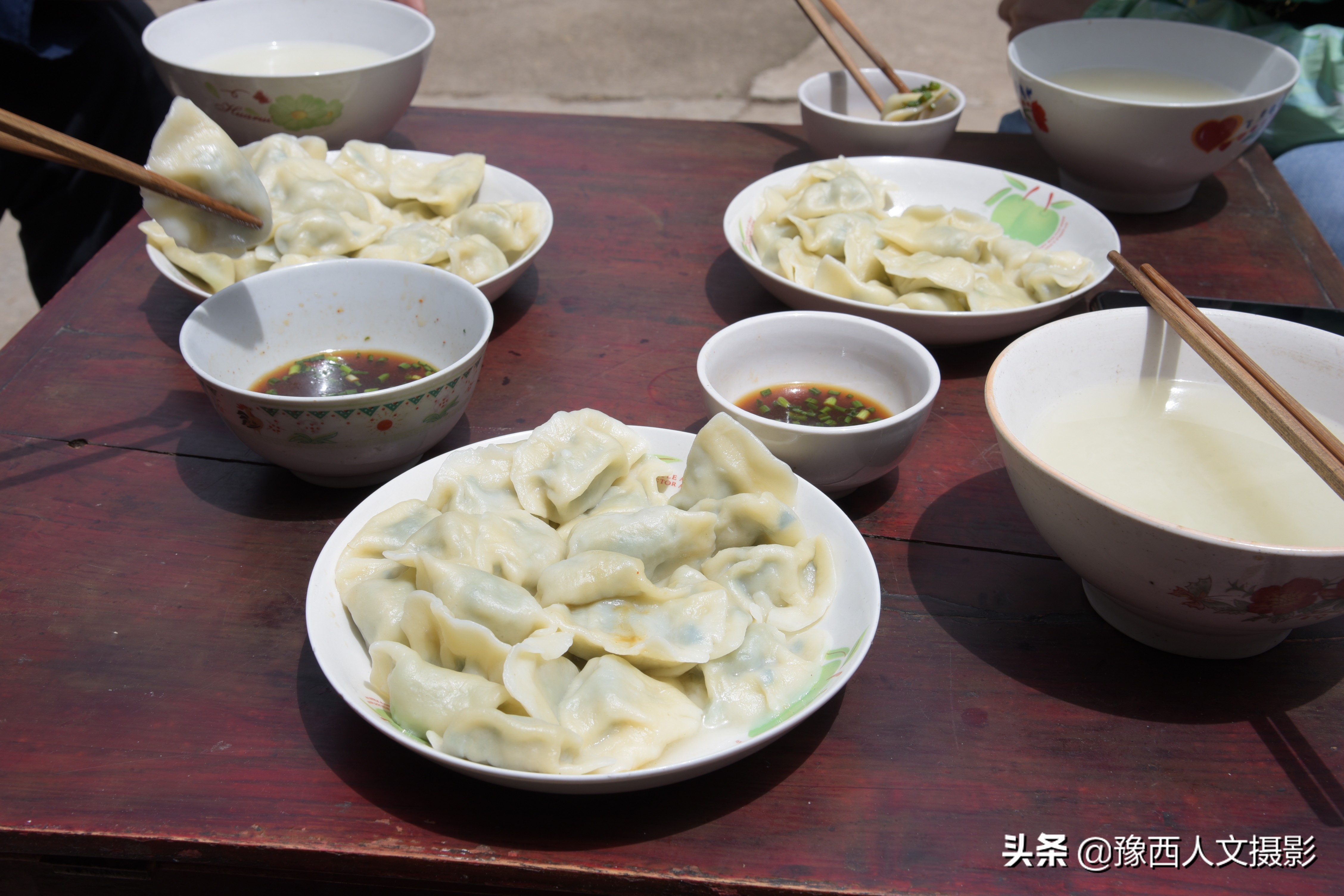 老村医治好脉管炎,两兄弟拿万元酬谢,他仅从毛票中抽出80块