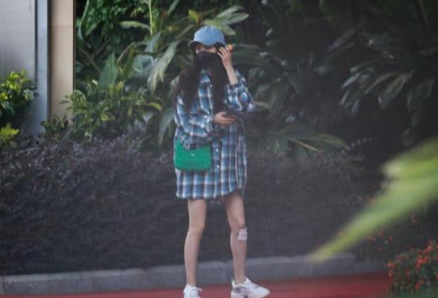 杨幂包裹严实低头疾走,杨幂一袭黑衣现机场开启秀腿模式