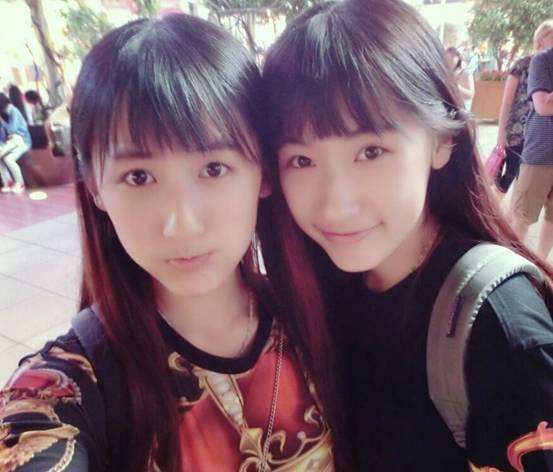 学姐在学弟军训面前跳舞,学弟学妹军训学姐在旁边跳舞