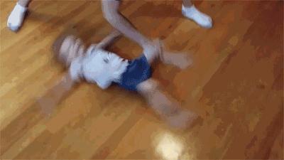 这就是90后爸爸带娃方式,爸爸的带娃方法是不是最好的