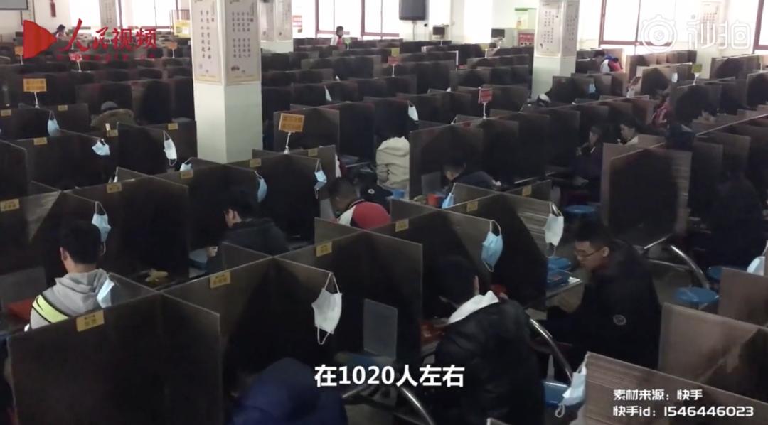 山东一学校食堂火了!一张餐桌4个凳子锁了3个,只容一人孤独地坐着