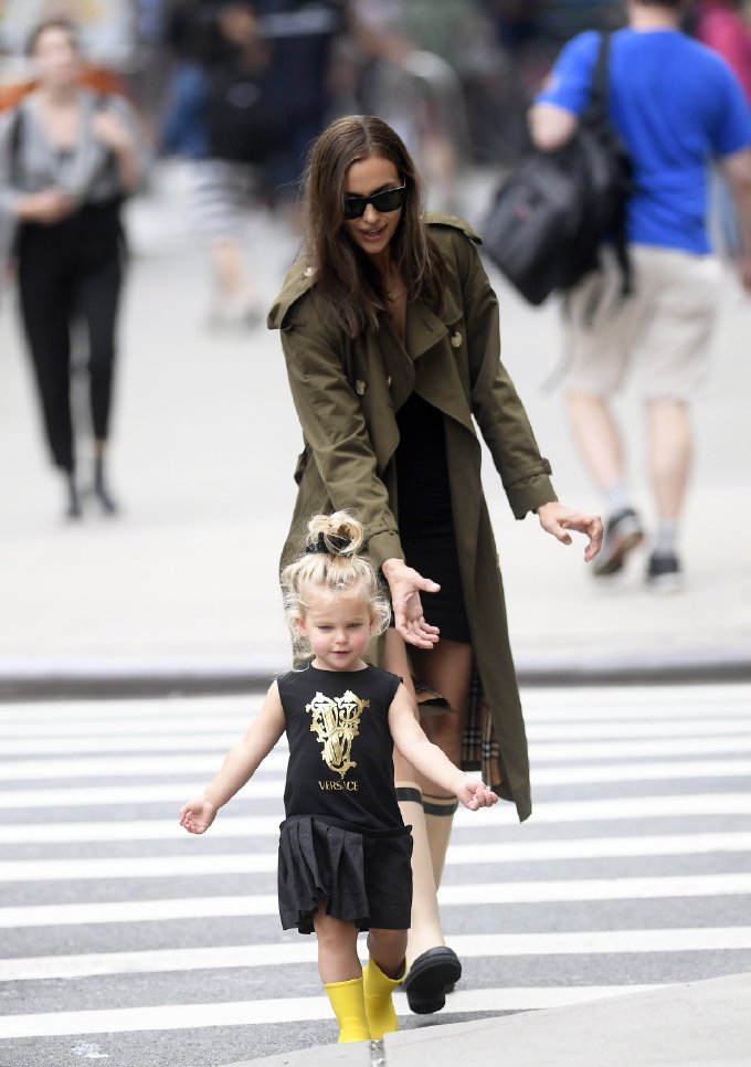 伊莲娜最新出街,伊莲娜带女儿出街