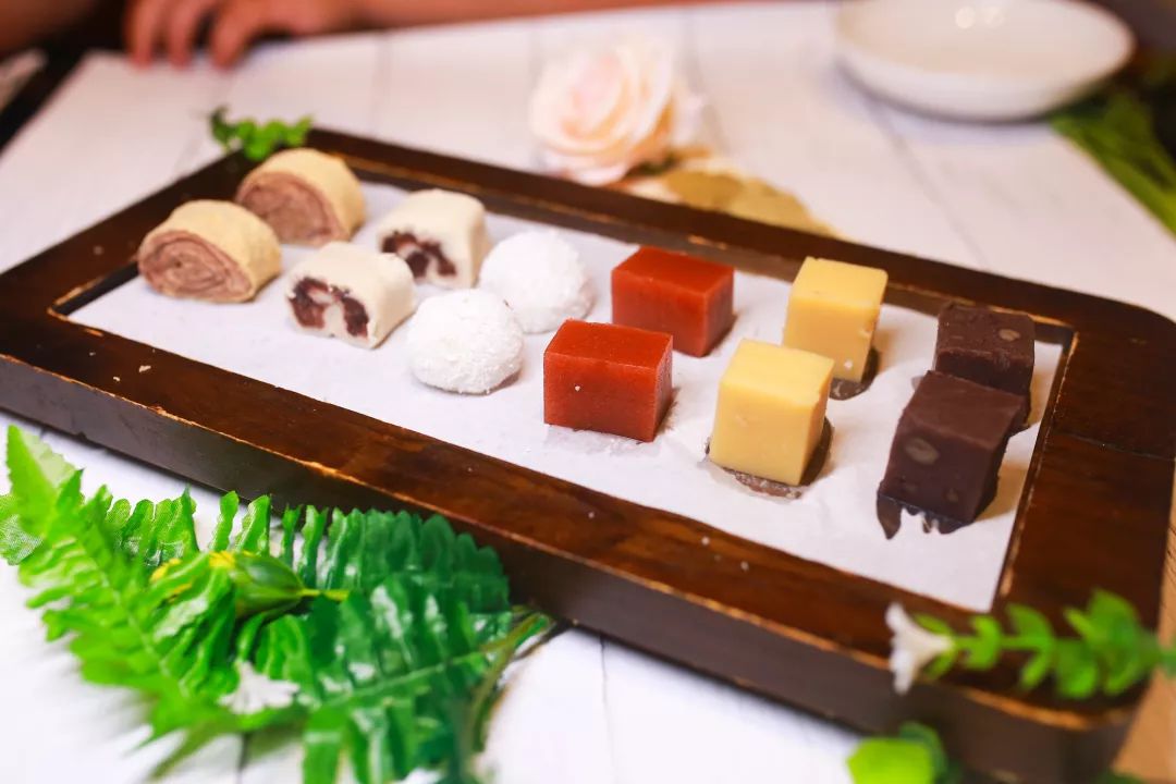 青岛这家餐厅藏着一个老北京，北京烤鸭，京六件、炖吊子都能吃到