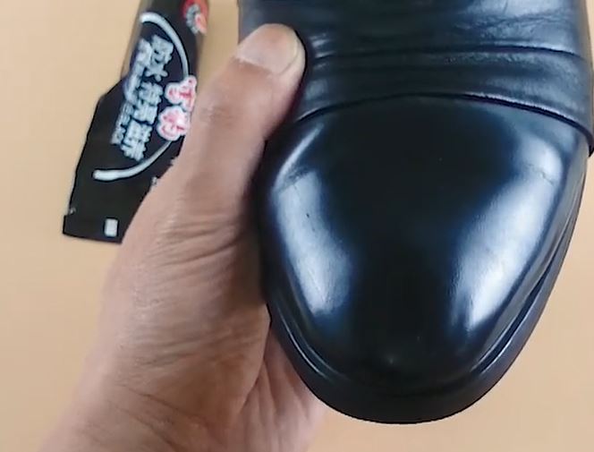 皮鞋破皮修复的最有效方法,皮鞋蹭掉一丁点怎么办