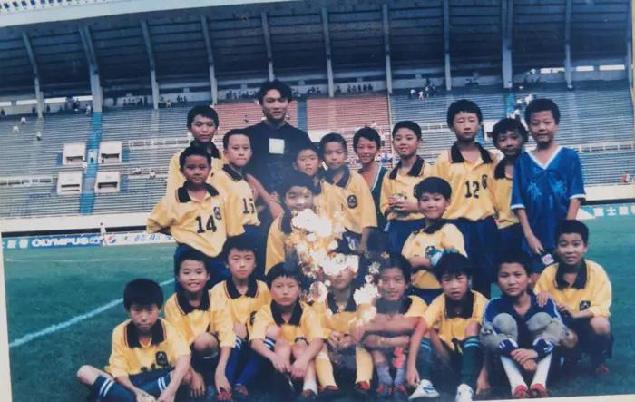 小孩儿在篮球场上踢足球,孩子体育场踢足球