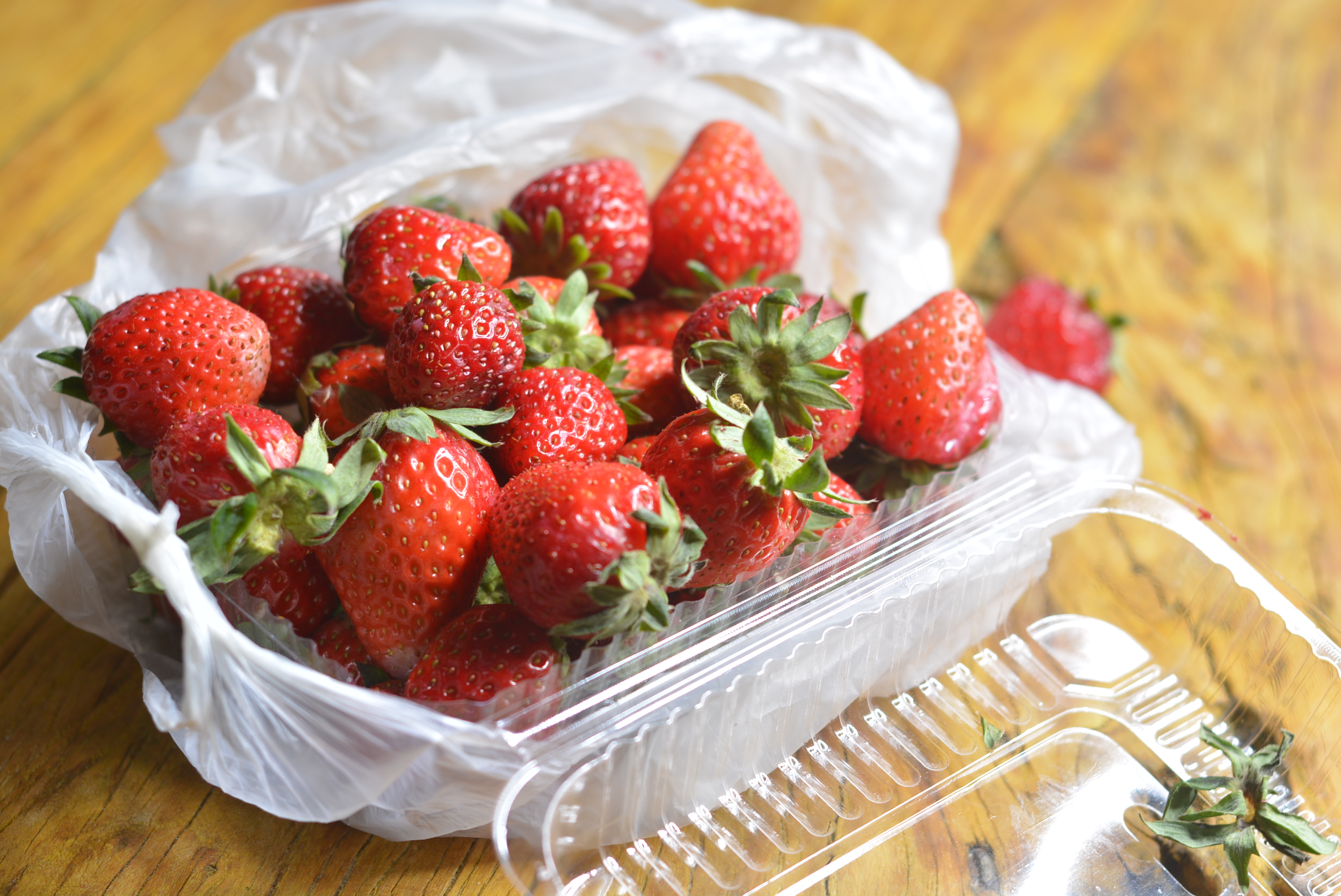 宁波草莓真便宜，花5元买了盆，做成草莓派，又香又脆太美味