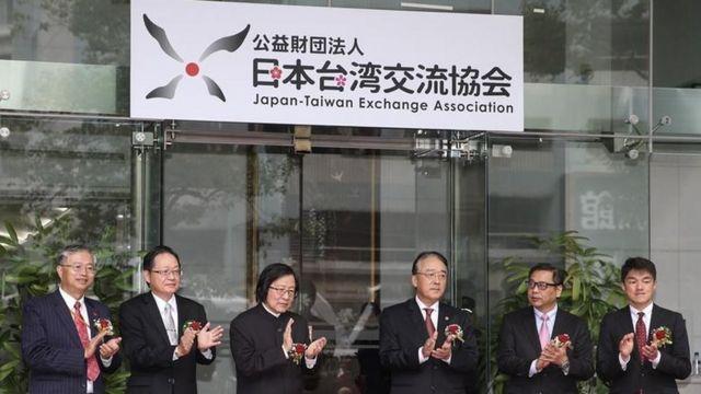 疯狂踩红线！日本官方驻台机关悍然打出膏药旗，称不用顾虑中国了