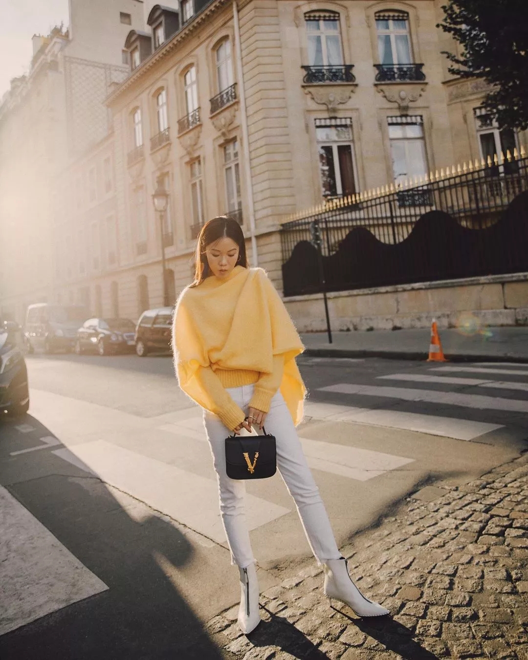 打*裤底**是上世纪的火爆单品，遗留的时尚太过守旧，直筒裤正​吃香