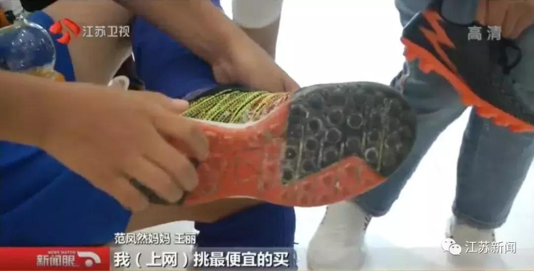 穿不起专业球鞋，9岁的她是足球场上唯一的女生：我们穷但也有梦想