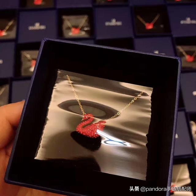 施华洛世奇黑天鹅和银天鹅哪个贵,施华洛世奇黑天鹅项链推荐视频