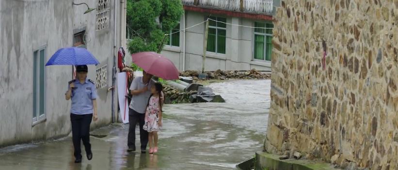 五十岁穷苦老汉24年前收养女弃婴,穷困老汉蹬三轮养了十二年的弃婴