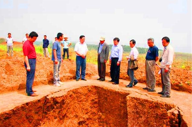 河南老农挖出一口棺材,农民建房挖出红棺视频