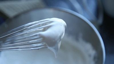 生日蛋糕奶油都用什么做的,生日蛋糕上面的奶油怎么做不会化