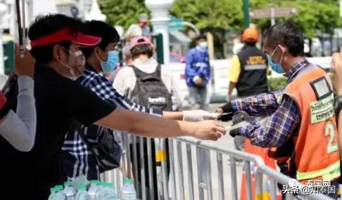 那个爬上高塔的泰国大哥，心中该有多么悲伤...