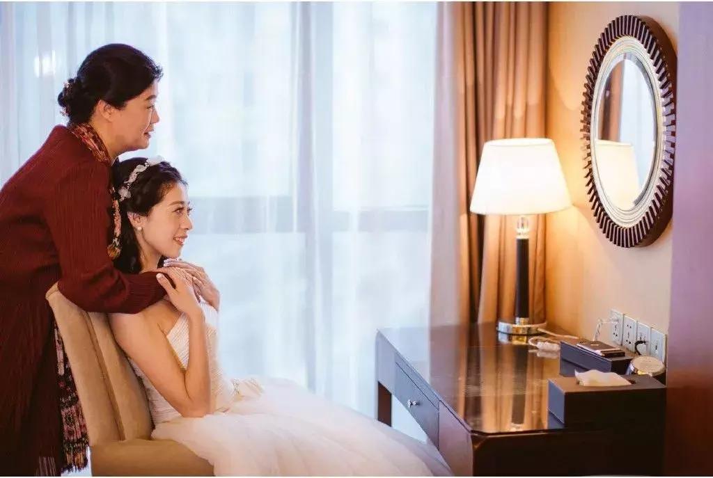 婚礼妈妈穿什么服装比较好看,婚礼上妈妈这样穿气场十足
