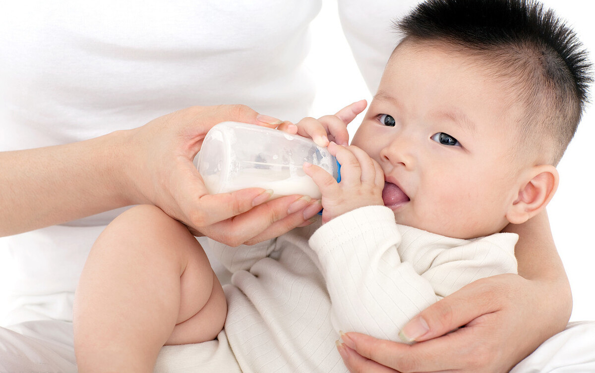 宝宝吐奶怎么办6个方法改善,宝宝吐奶多怎么办最有效