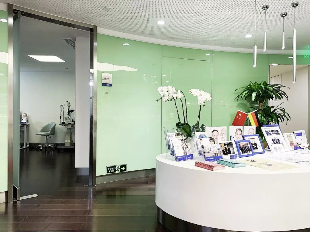 戴隐形眼镜能不能做近视散光手术,隐形眼镜可以近视加散光吗