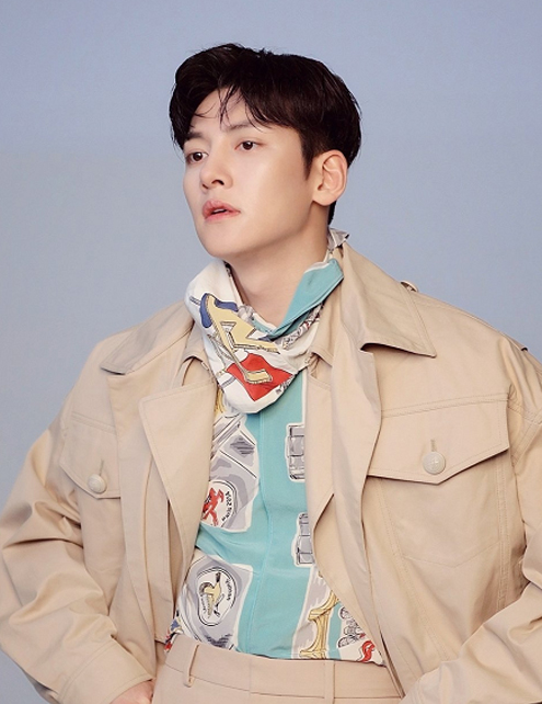 池昌旭黑色冲锋衣,池昌旭纯黑西装