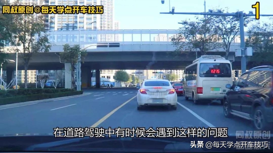 中间车道右拐弯压实线会不会违章,前车道压实线变道违法吗