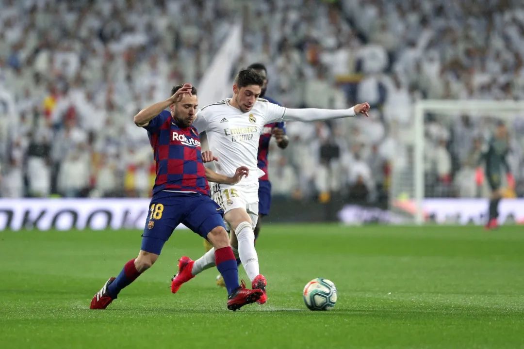 绝佳机会队友不传，阿尔巴挥臂暴怒！终于找到巴萨输球原因，无奈