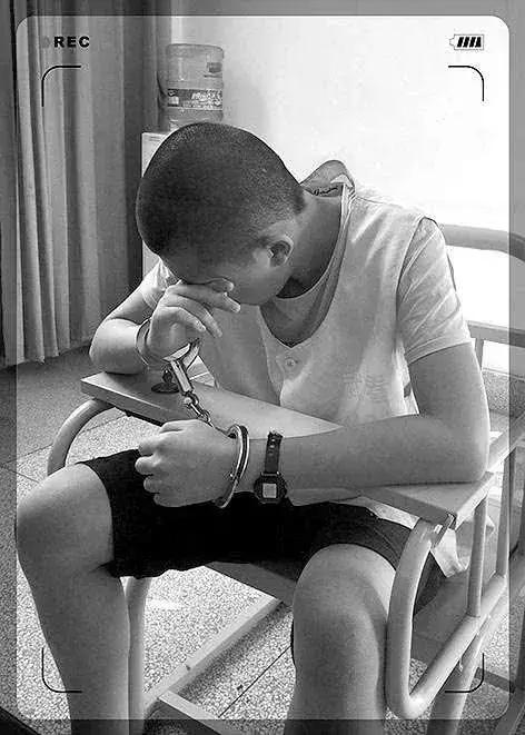 15岁少年强奸7岁女童将其从25楼推下摔死,其父:孩子我不管