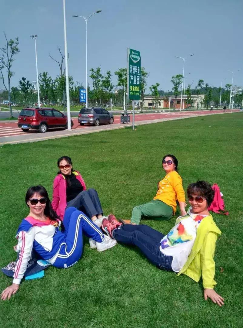 中国大妈外出旅游标准动作合辑！炫翻天！