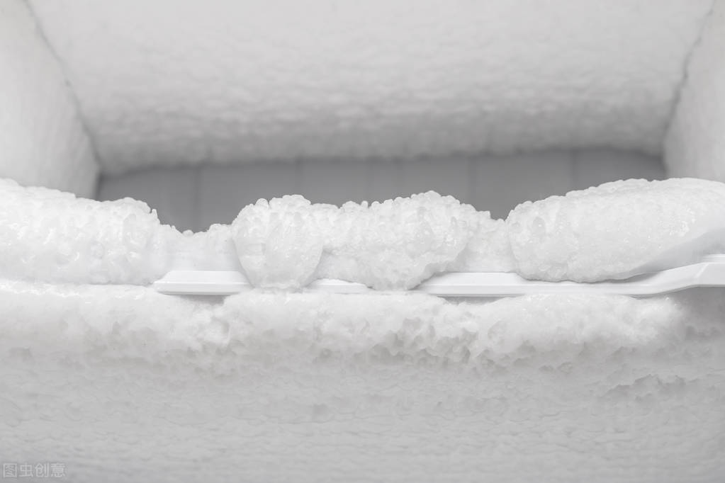 冰箱冷冻室下面有积水怎么回事,冰箱冷藏室积水是什么原因造成的