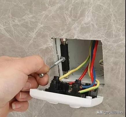 插座底盒螺丝孔大怎么处理,插座螺丝孔坏了怎么修补