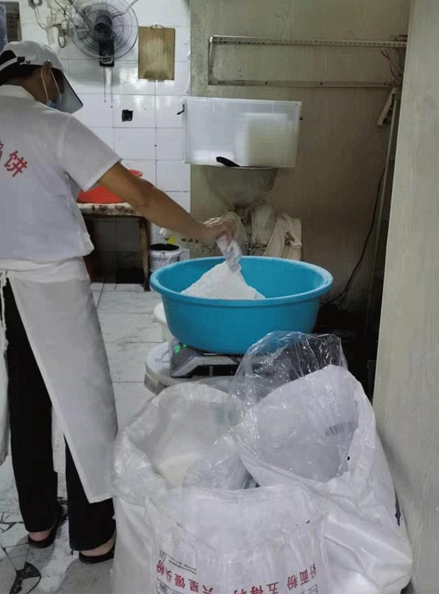 国庆送礼就选它！这家馅饼现做现卖，排长队，一天狂卖一万个