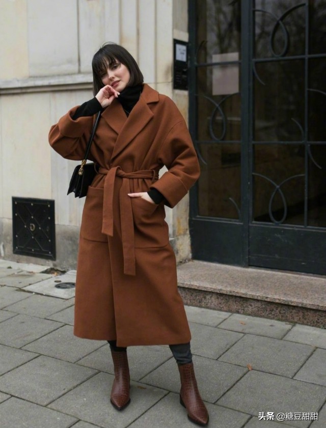 穿大衣配短雪地靴好看么,雪地靴鞋搭配大衣好看吗