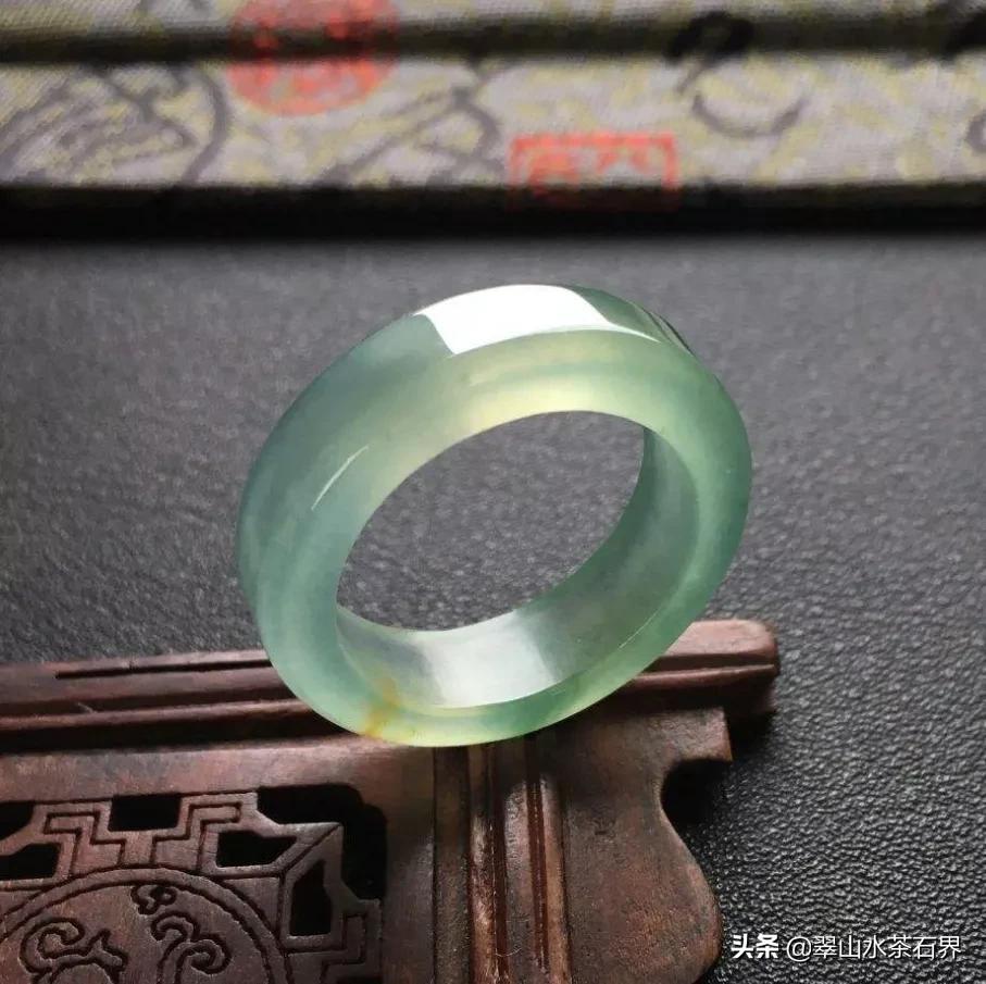 翡翠选糯冰带色还是冰种无色好,无色冰种翡翠大概多少钱