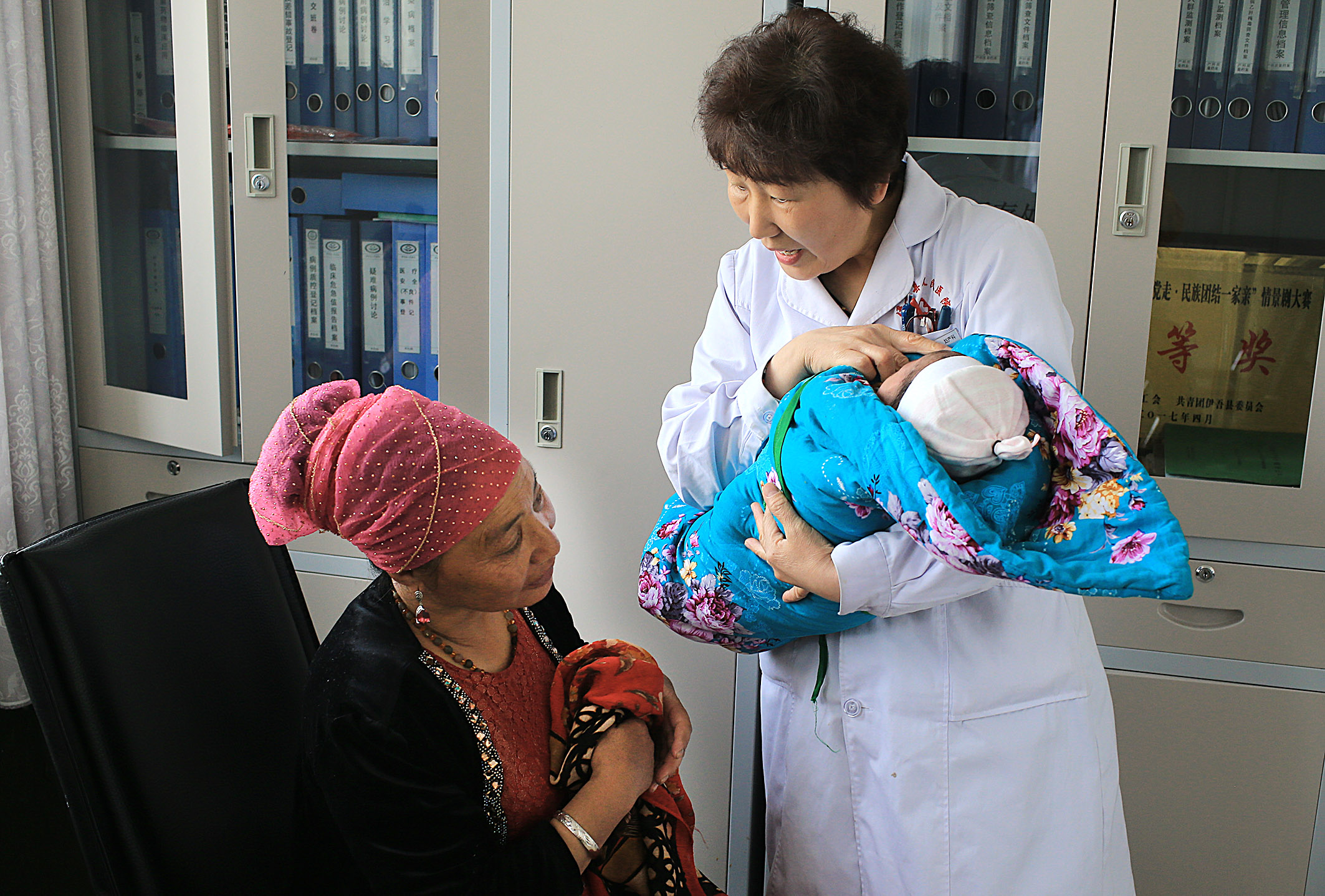 寂寞、单调的援疆生活，被她过成了诗和远方，心中有爱，红梅花开